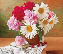 Вишни под букетом пионов и ромашек