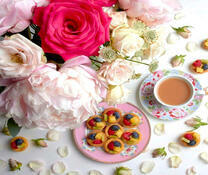 Кофе с пироженками и букет