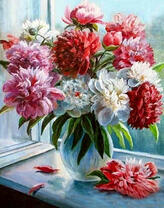 Букет нежных пионов на окне