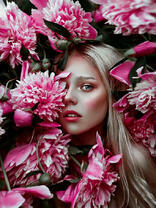 Блондинка среди пионов