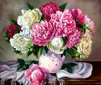 Полные пионы в белой вазе