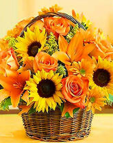 Корзина с ярким букетом цветов