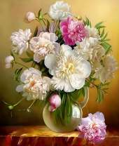 Букет пионов в прозрачном кувшине