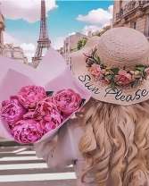 Девушка в Париже с букетом розовых пионов