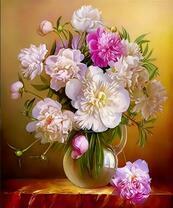 Прозрачный кувшин с яркими пионами