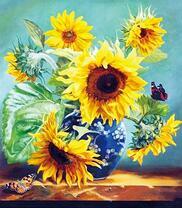 Голубая ваза с букетом молодых подсолнухов