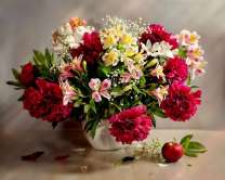 Натюрморт с букетом из пионов и яблоком