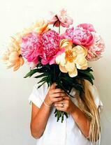 Девушка с большим букетом пионов