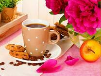 Чашка чая с печеньем и букет пионов