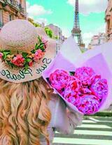Девушка с пионами у Эйфелевой башни