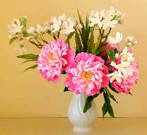 Пионы и белые цветочки в одном букете