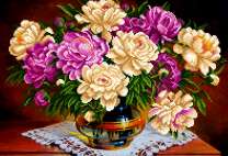 Белые и фиолетовые пионы в одной вазе