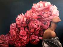 Обнаженная девушка и шлейф розовых пионов