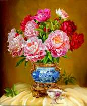 Садовые пионы в антикварной вазе