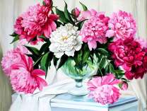 Букет пионов на журнальном столике