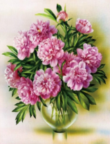 Прозрачная ваза с красивым букетом пионов